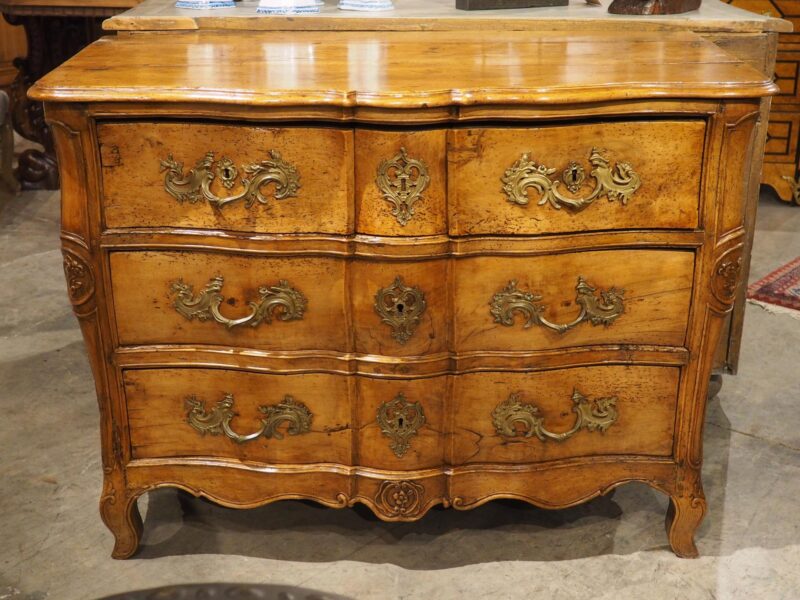 A Period French Louis XV Blonde Walnut Commode Galbé, Circa 1750 - Image 2