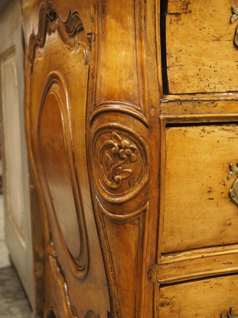 A Period French Louis XV Blonde Walnut Commode Galbé, Circa 1750 - Image 11