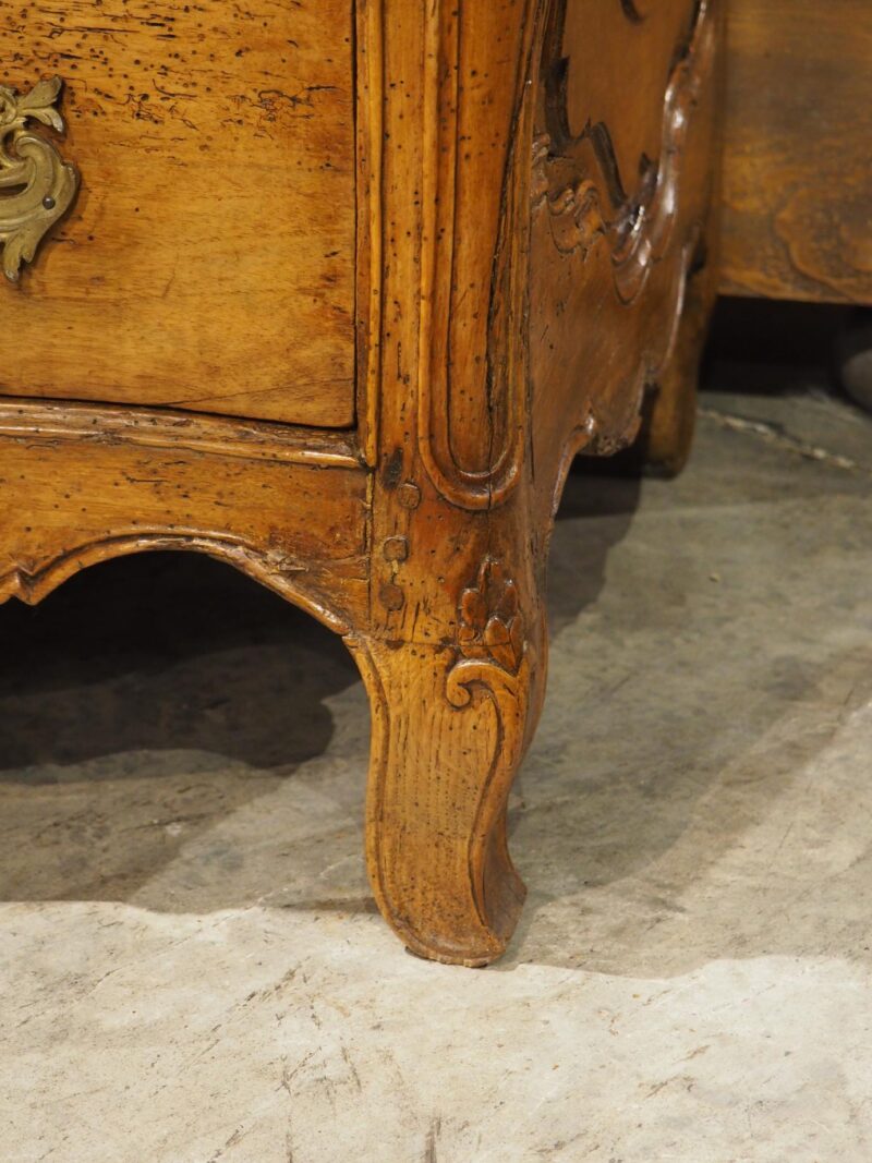 A Period French Louis XV Blonde Walnut Commode Galbé, Circa 1750 - Image 12