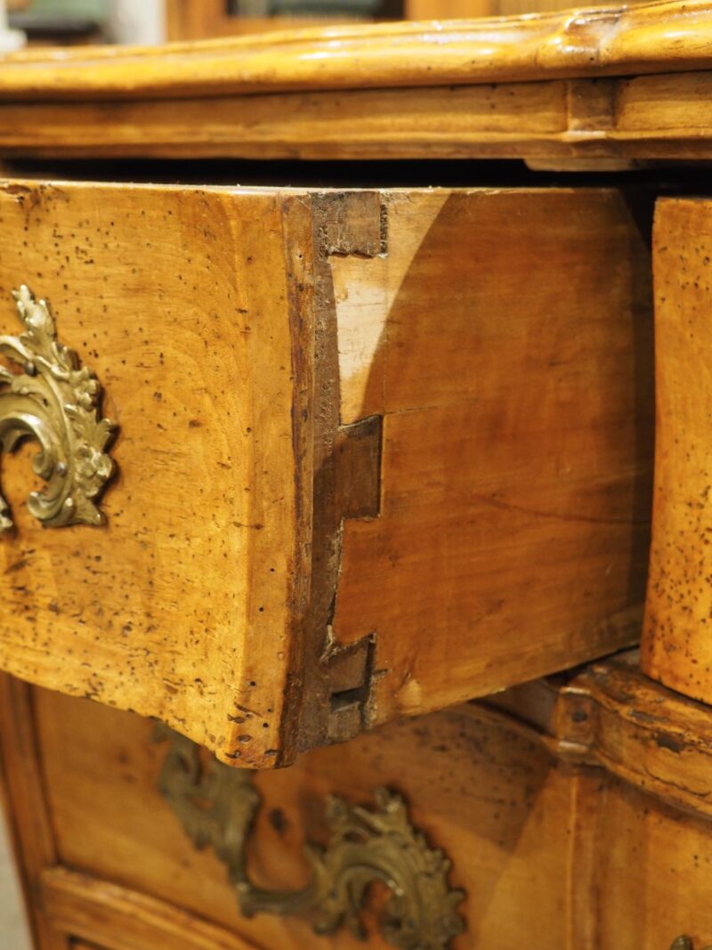 A Period French Louis XV Blonde Walnut Commode Galbé, Circa 1750 - Image 14