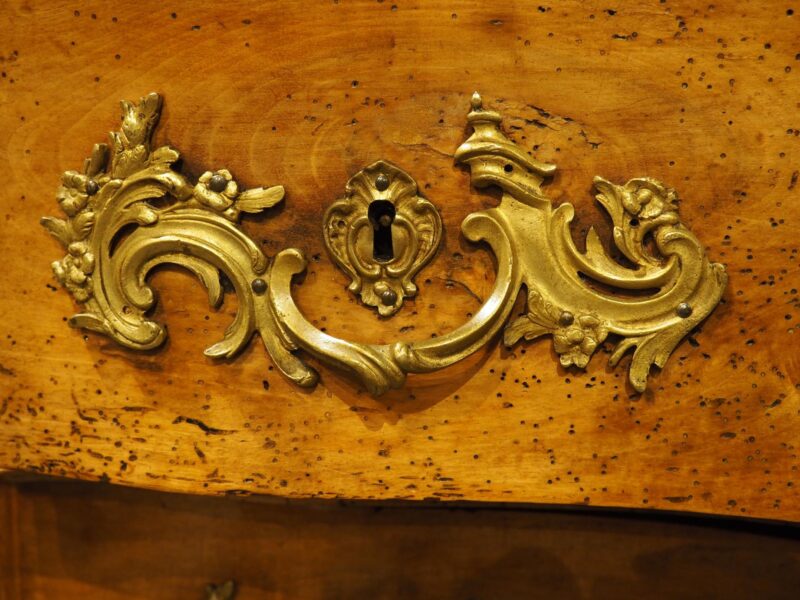 A Period French Louis XV Blonde Walnut Commode Galbé, Circa 1750 - Image 15