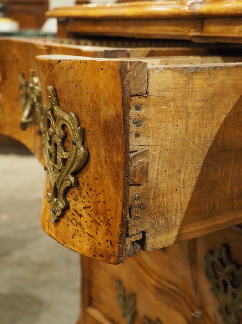 A Period French Louis XV Blonde Walnut Commode Galbé, Circa 1750 - Image 17