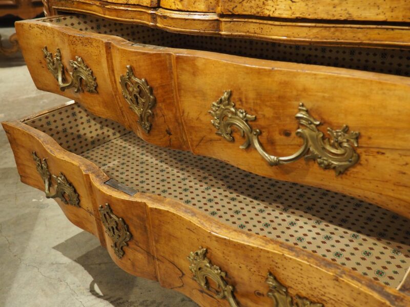 A Period French Louis XV Blonde Walnut Commode Galbé, Circa 1750 - Image 18