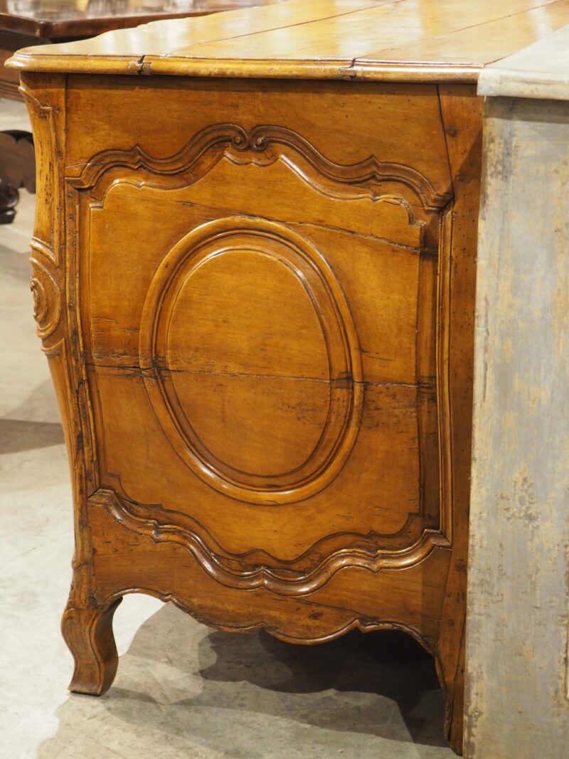 A Period French Louis XV Blonde Walnut Commode Galbé, Circa 1750 - Image 19