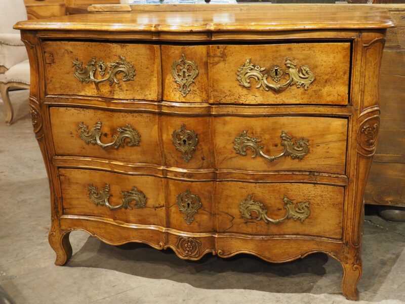 A Period French Louis XV Blonde Walnut Commode Galbé, Circa 1750 - Image 3