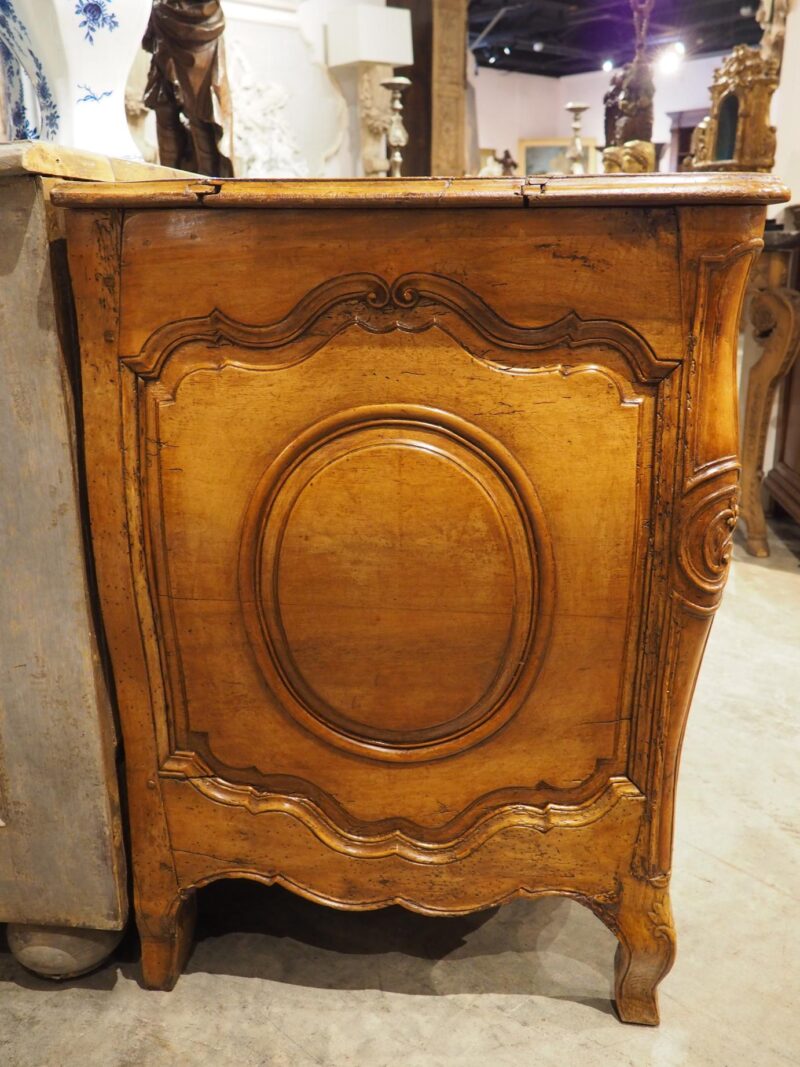 A Period French Louis XV Blonde Walnut Commode Galbé, Circa 1750 - Image 20