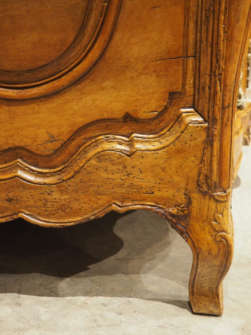 A Period French Louis XV Blonde Walnut Commode Galbé, Circa 1750 - Image 21