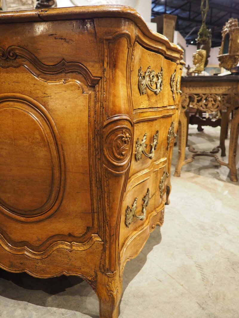 A Period French Louis XV Blonde Walnut Commode Galbé, Circa 1750 - Image 22