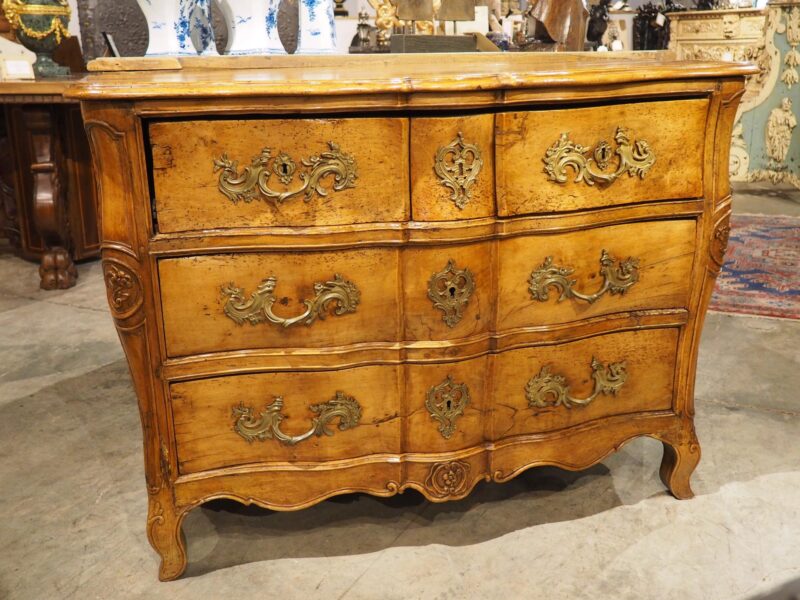 A Period French Louis XV Blonde Walnut Commode Galbé, Circa 1750 - Image 4