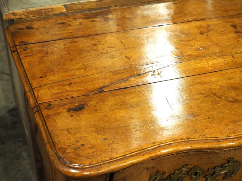 A Period French Louis XV Blonde Walnut Commode Galbé, Circa 1750 - Image 5