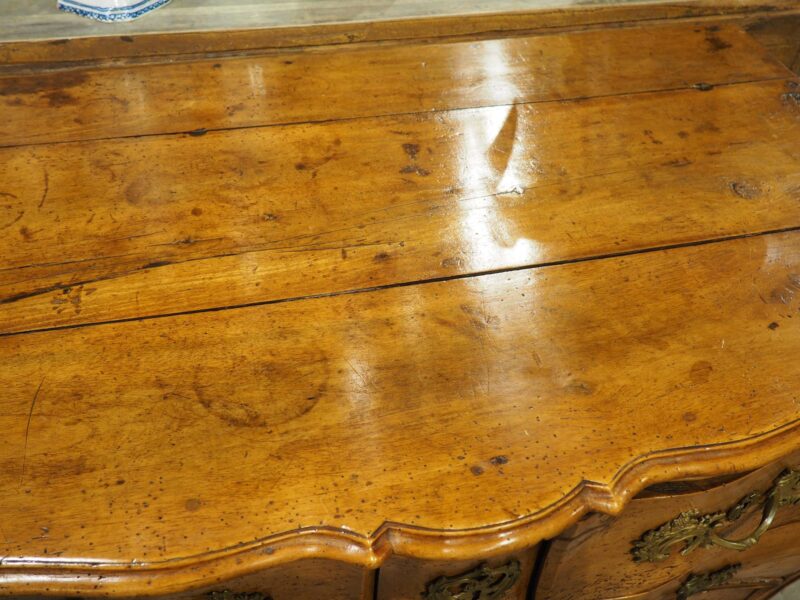 A Period French Louis XV Blonde Walnut Commode Galbé, Circa 1750 - Image 6