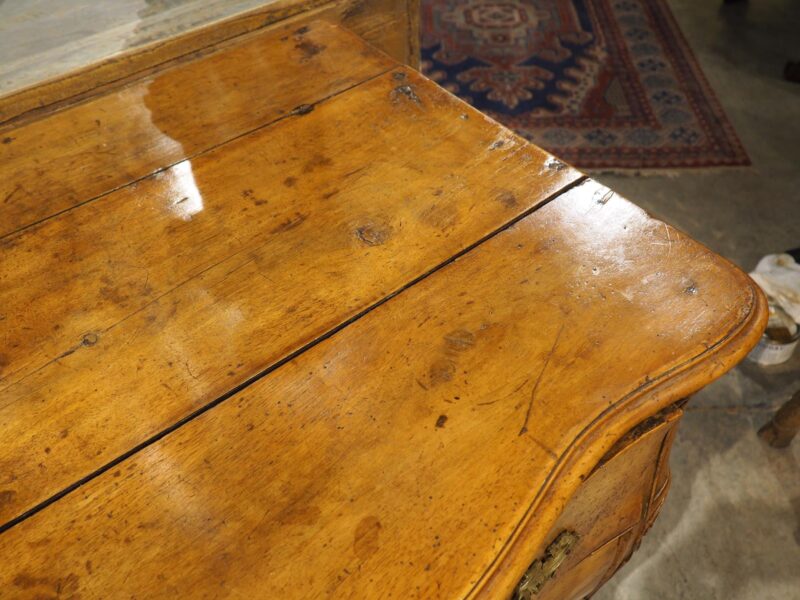 A Period French Louis XV Blonde Walnut Commode Galbé, Circa 1750 - Image 7