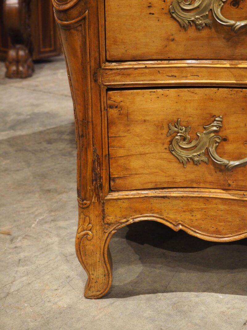 A Period French Louis XV Blonde Walnut Commode Galbé, Circa 1750 - Image 8