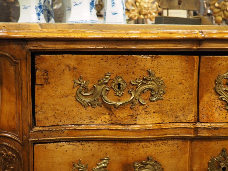 A Period French Louis XV Blonde Walnut Commode Galbé, Circa 1750 - Image 9