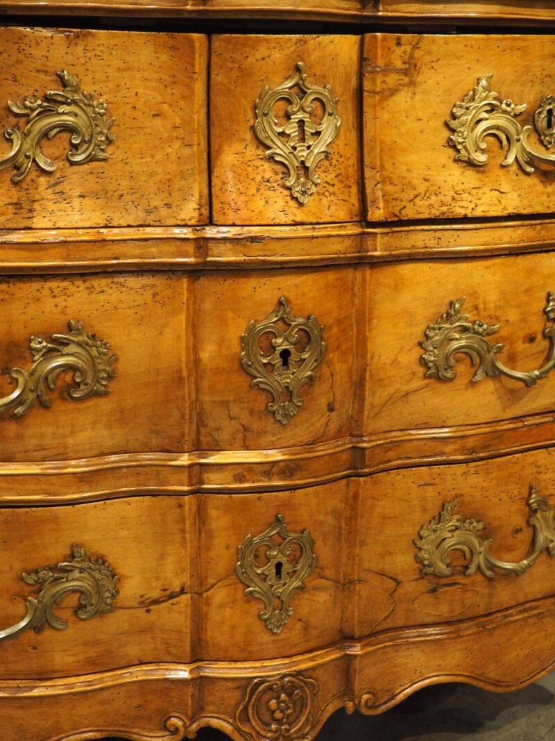 A Period French Louis XV Blonde Walnut Commode Galbé, Circa 1750 - Image 10