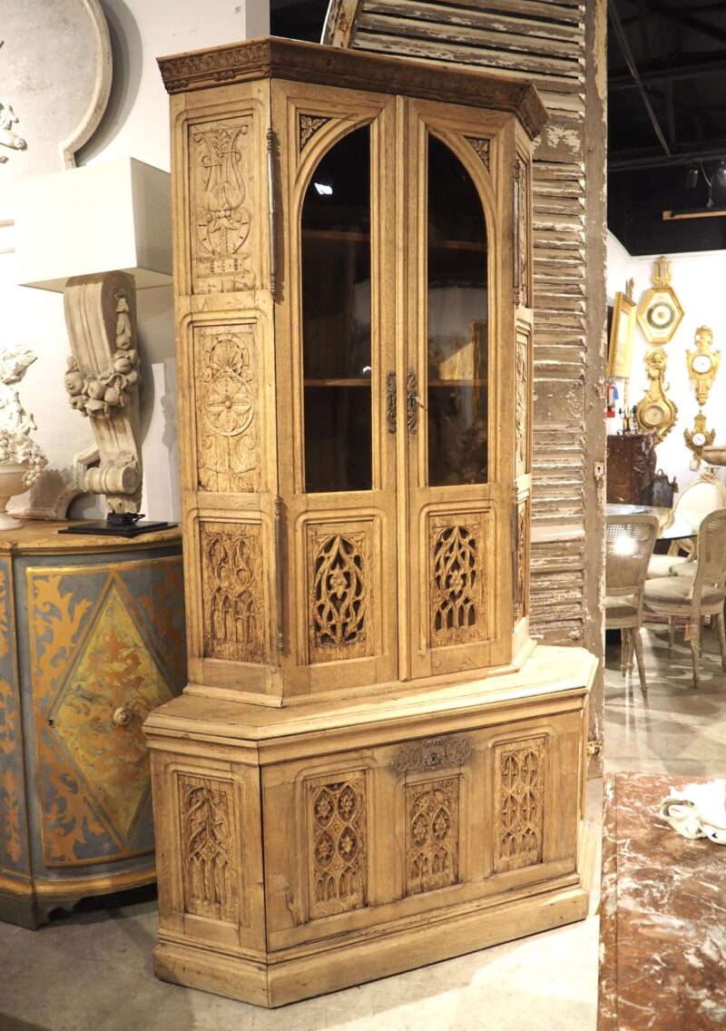 19th Century French Caved Oak Corner Cabinet Vitrine with Period Gothic Panels - Image 18