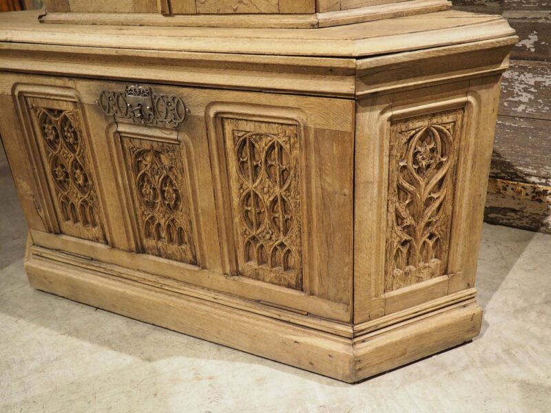 19th Century French Caved Oak Corner Cabinet Vitrine with Period Gothic Panels - Image 10